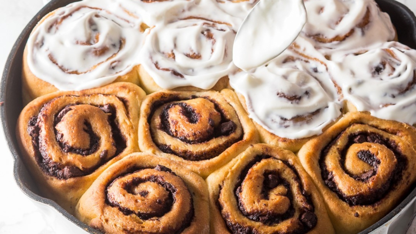 Ako vam je dosta klasičnih cimet rolica, vrijeme je da probate ove sočne, čokoladne rolice