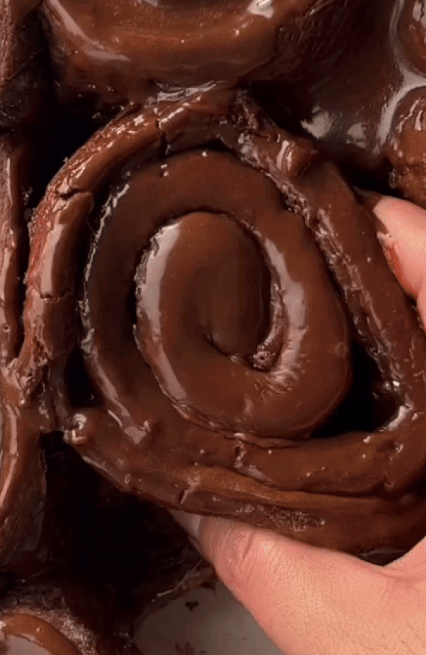 Ako vam je dosta klasičnih cimet rolica, vrijeme je da probate ove sočne, čokoladne rolice