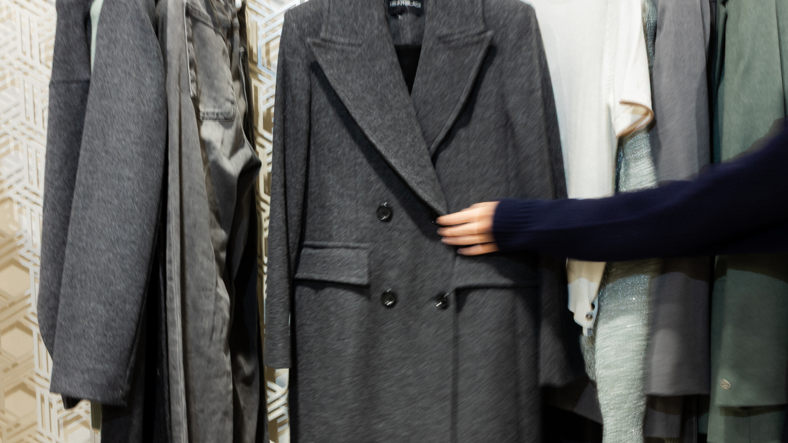 Jesen nam je omiljeno modno doba, a ovih 10 komada su esencija stylish i kvalitetne garderobe