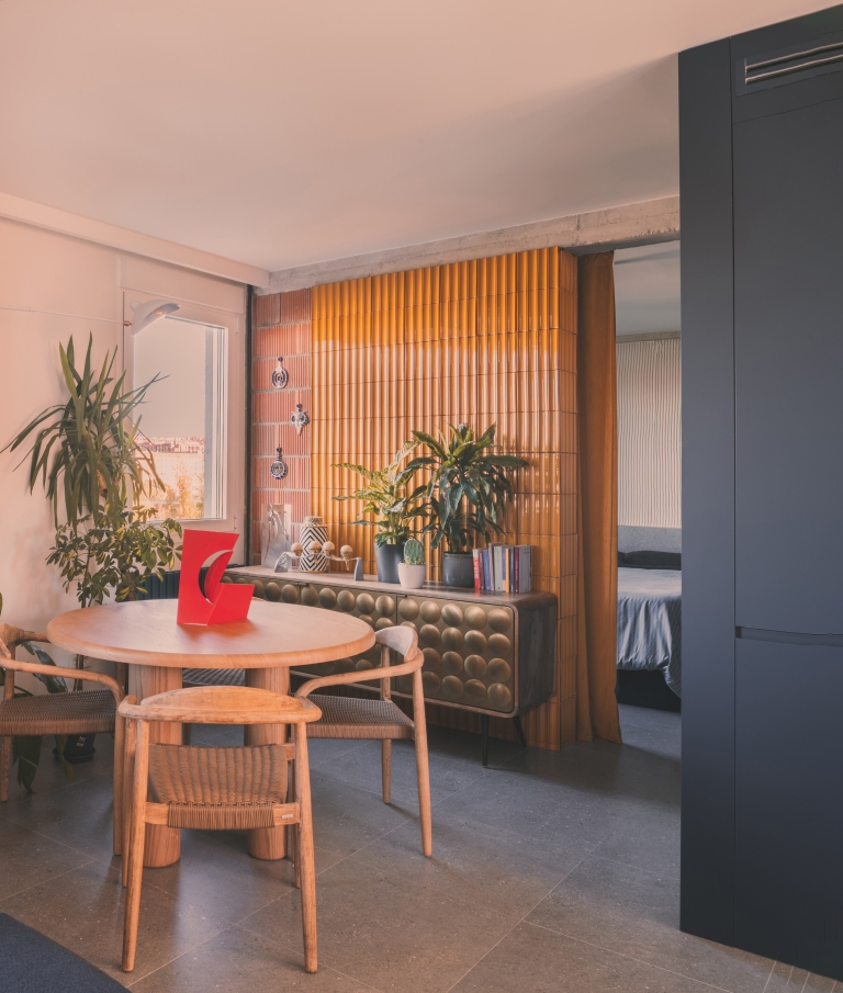 Pred vama je odlična transformacija stana iz 60-ih koji je pretvoren u topli suvremeni dom