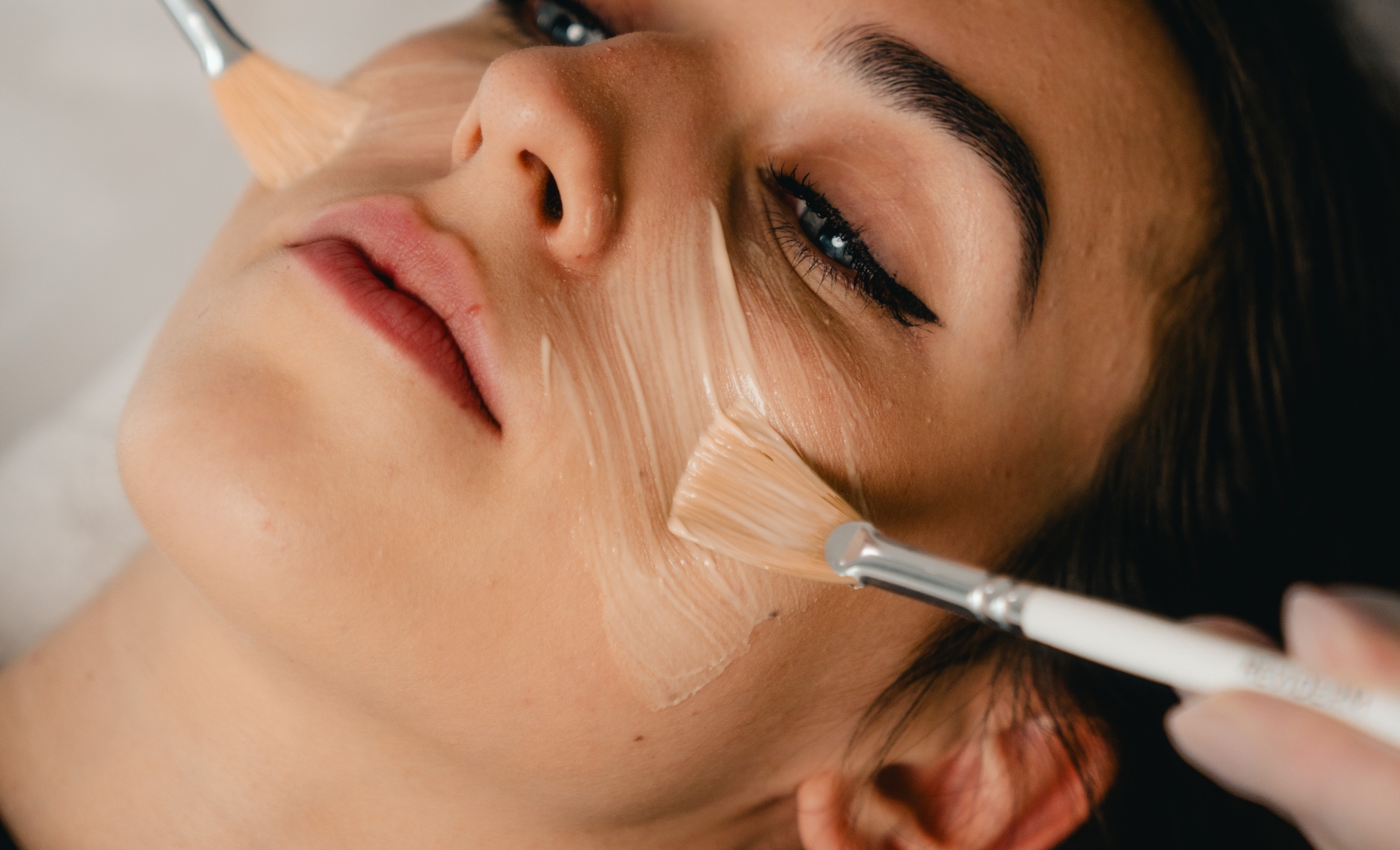 Kućna skincare rutina je važna, ali profesionalne tretmane ništa ne može nadmašiti – ovo su 4 najbolja