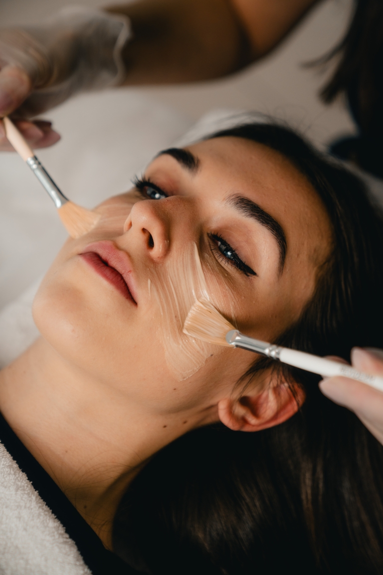 Kućna skincare rutina je važna, ali profesionalne tretmane ništa ne može nadmašiti – ovo su 4 najbolja