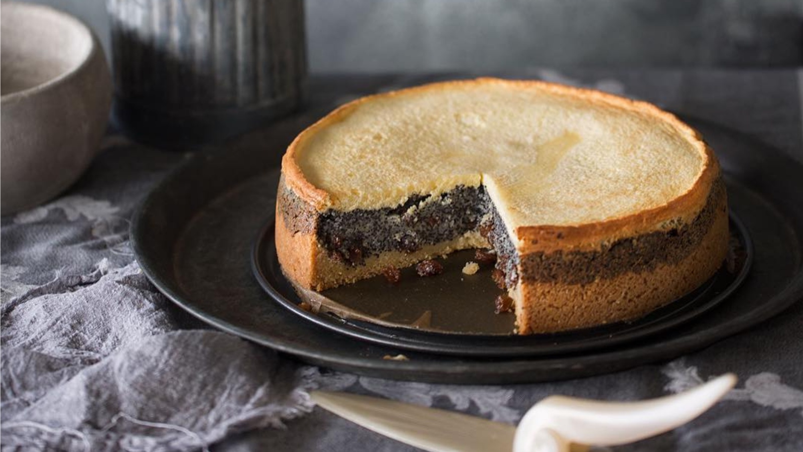 Tart od maka s glazurom od limuna: Malo drugačiji kolač koji jedva čekamo probati