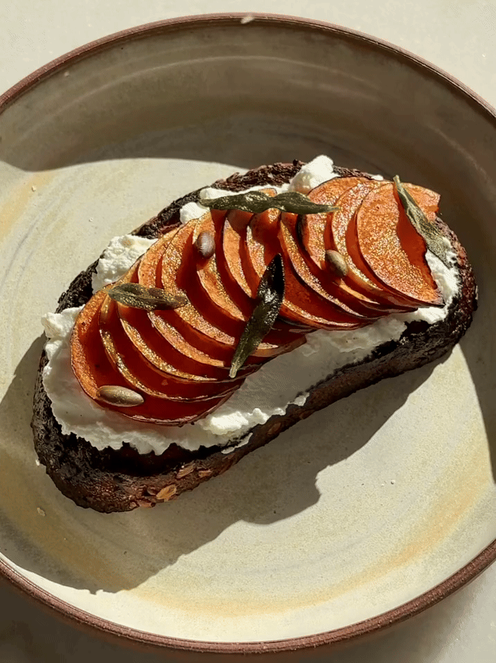 Definicija savršenog jesenskog brunch jela: Hrskavi tost s ricottom i pečenom bučom