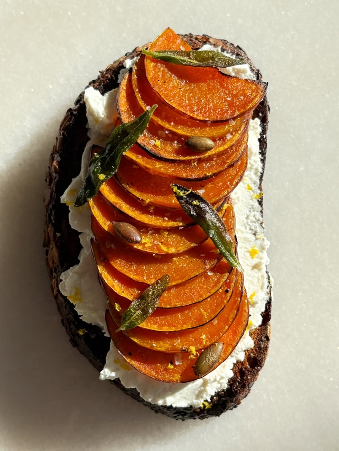 Definicija savršenog jesenskog brunch jela: Hrskavi tost s ricottom i pečenom bučom