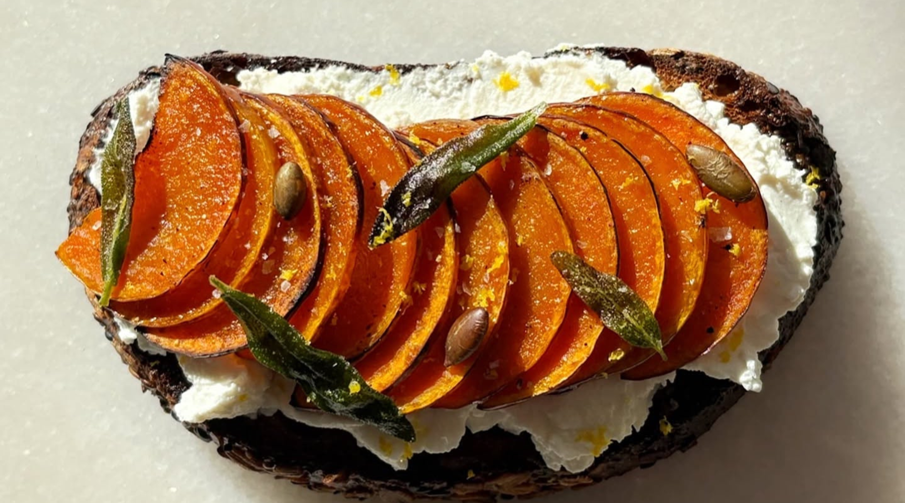 Definicija savršenog jesenskog brunch jela: Hrskavi tost s ricottom i pečenom bučom