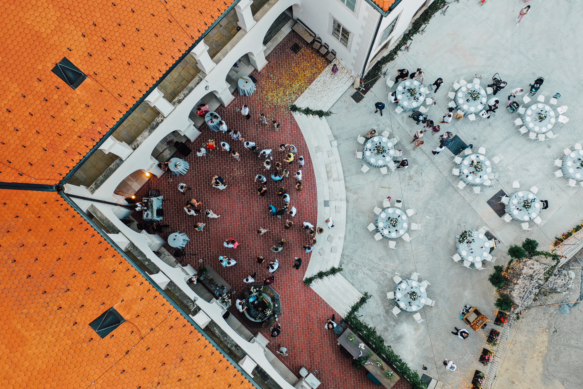 Želite kul vjenčanje na posebnoj lokaciji – s ponudom koja izlazi iz okvira? Ova ekipa brine o svakom detalju