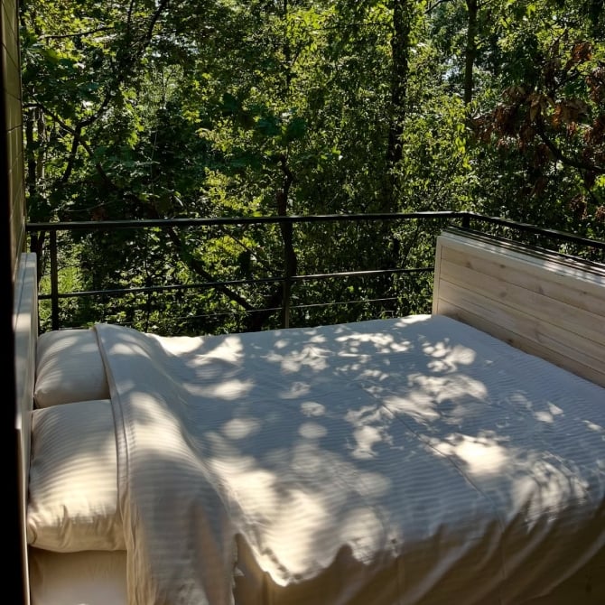 Odmor u prirodi s malim zaokretom. Krevet na kotačiće glavna je zvijezda ove viralne kućice na drvetu