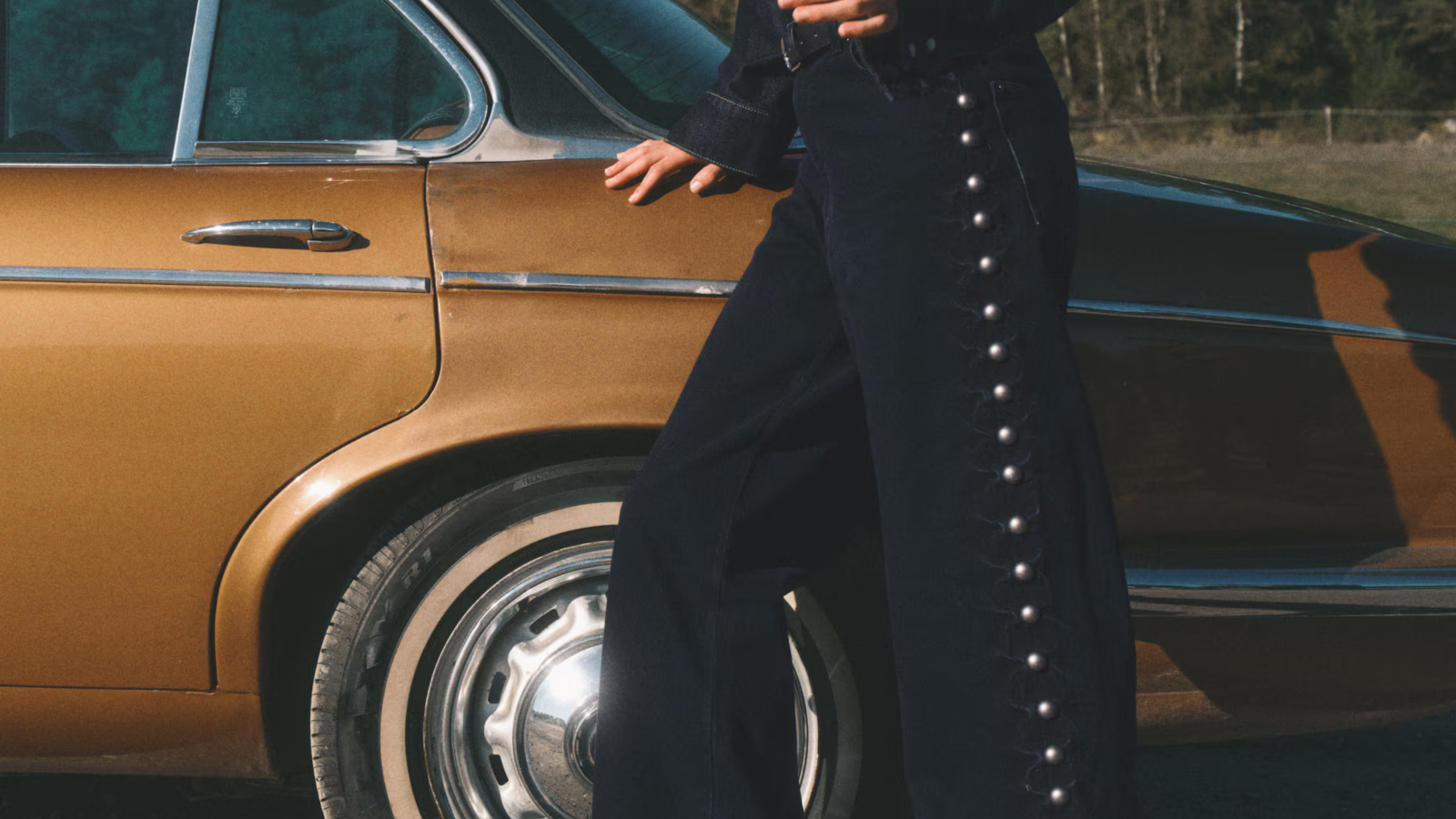 Best buy: H&M je opet lansirao svoje najviralnije traperice, ovaj put u tamnoj nijansi