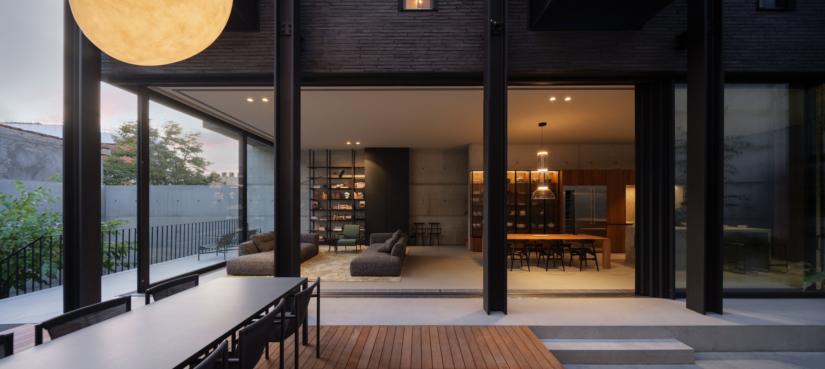 Suvremena obiteljska kuća s upečatljivim vizualnim identitetom spaja tradiciju i modernost