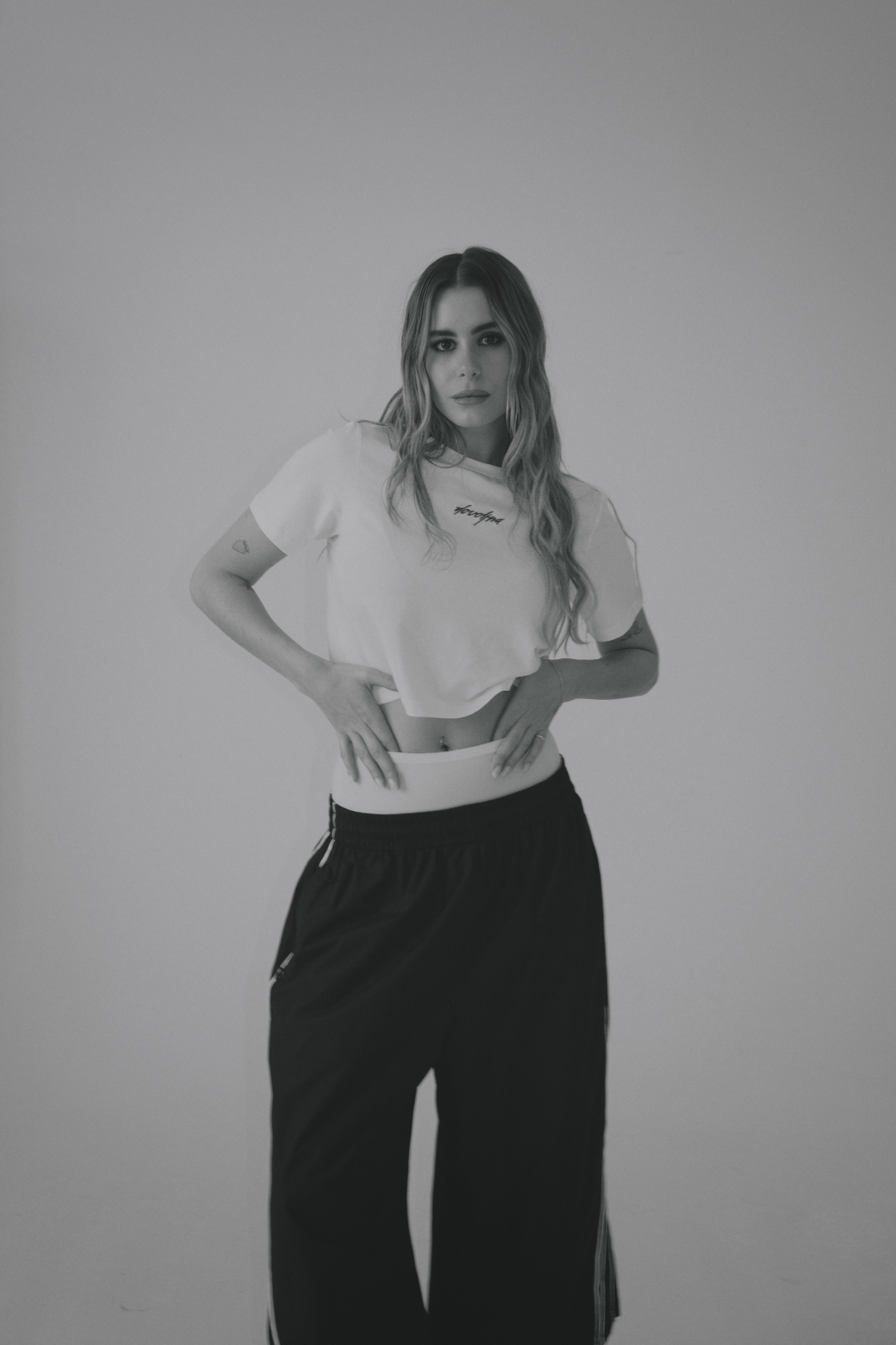 Nika Turković upravo je lansirala svoju prvu kolekciju majici. Izgledaju baš cool