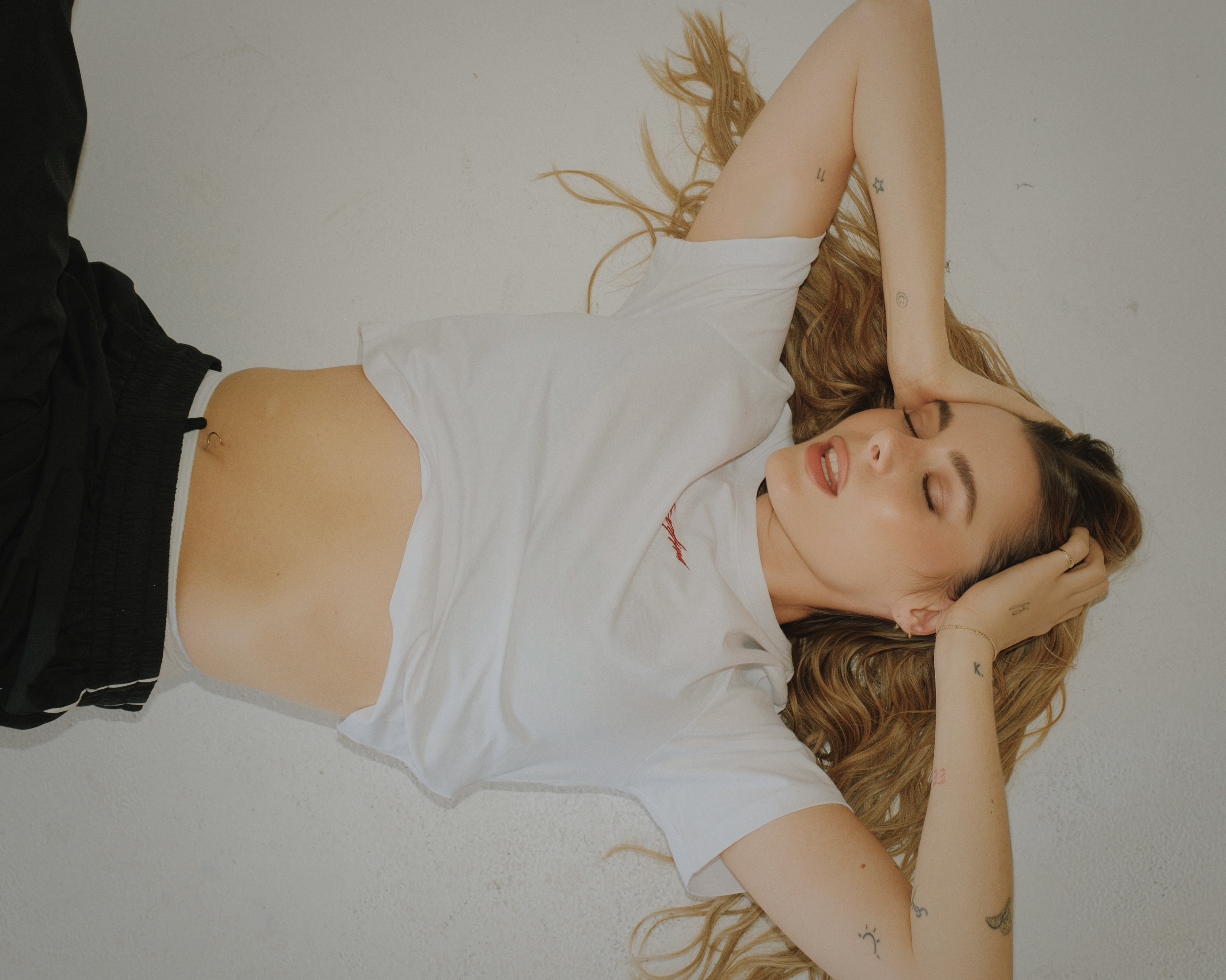 Nika Turković upravo je lansirala svoju prvu kolekciju majici. Izgledaju baš cool