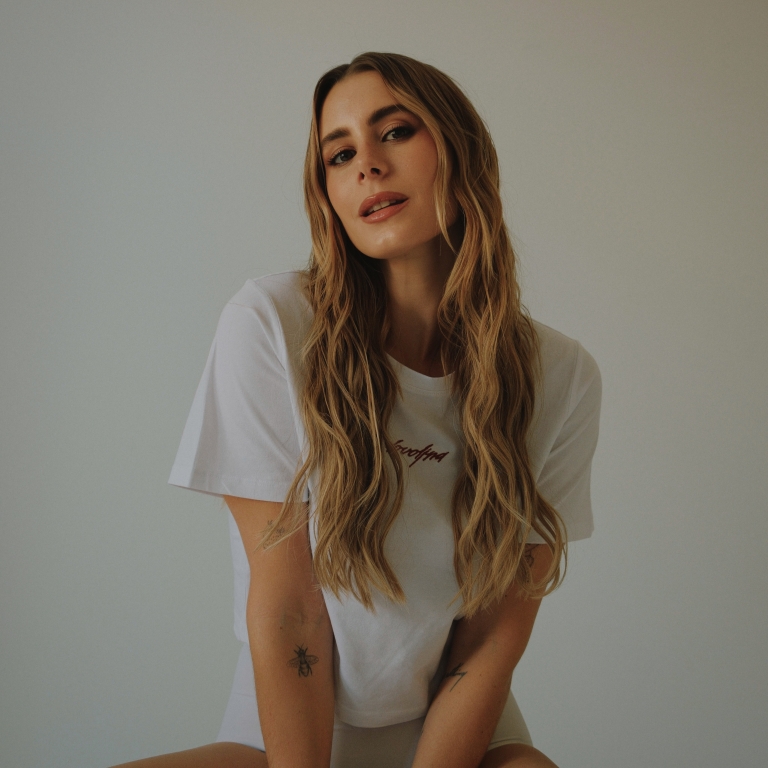 Nika Turković upravo je lansirala svoju prvu kolekciju majici. Izgledaju baš cool