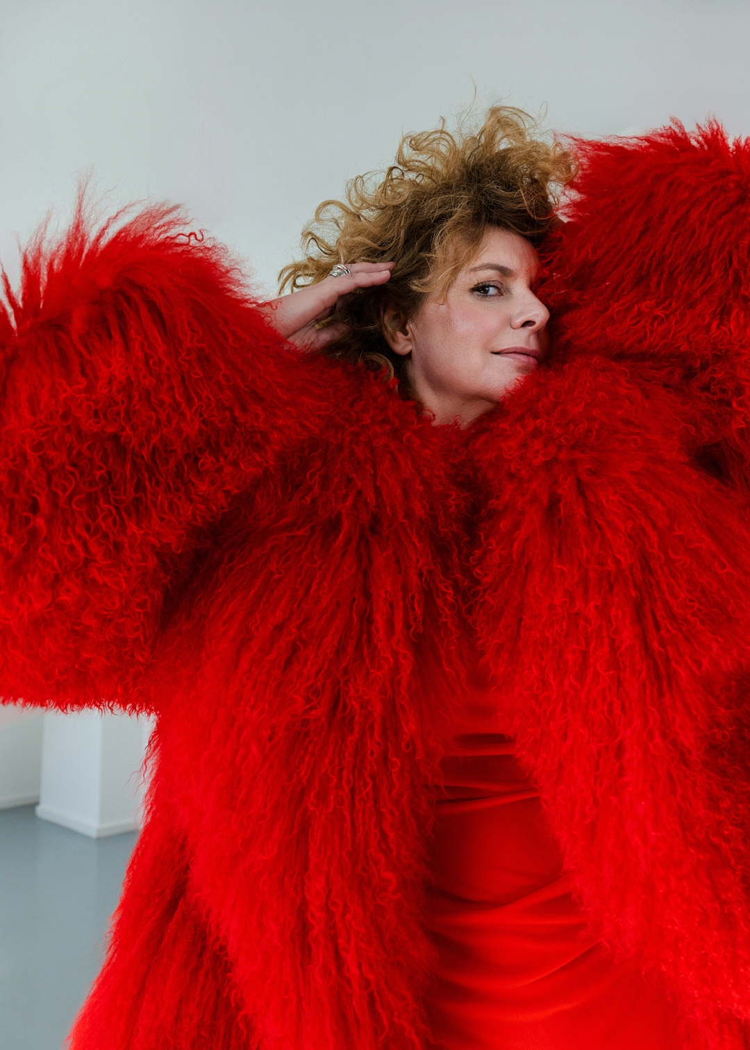 Ranjiva, iskrena, slobodna… Sve je to Nina Violić. Ovoga puta o strahu, kolektivnom identitetu i moći kazališta