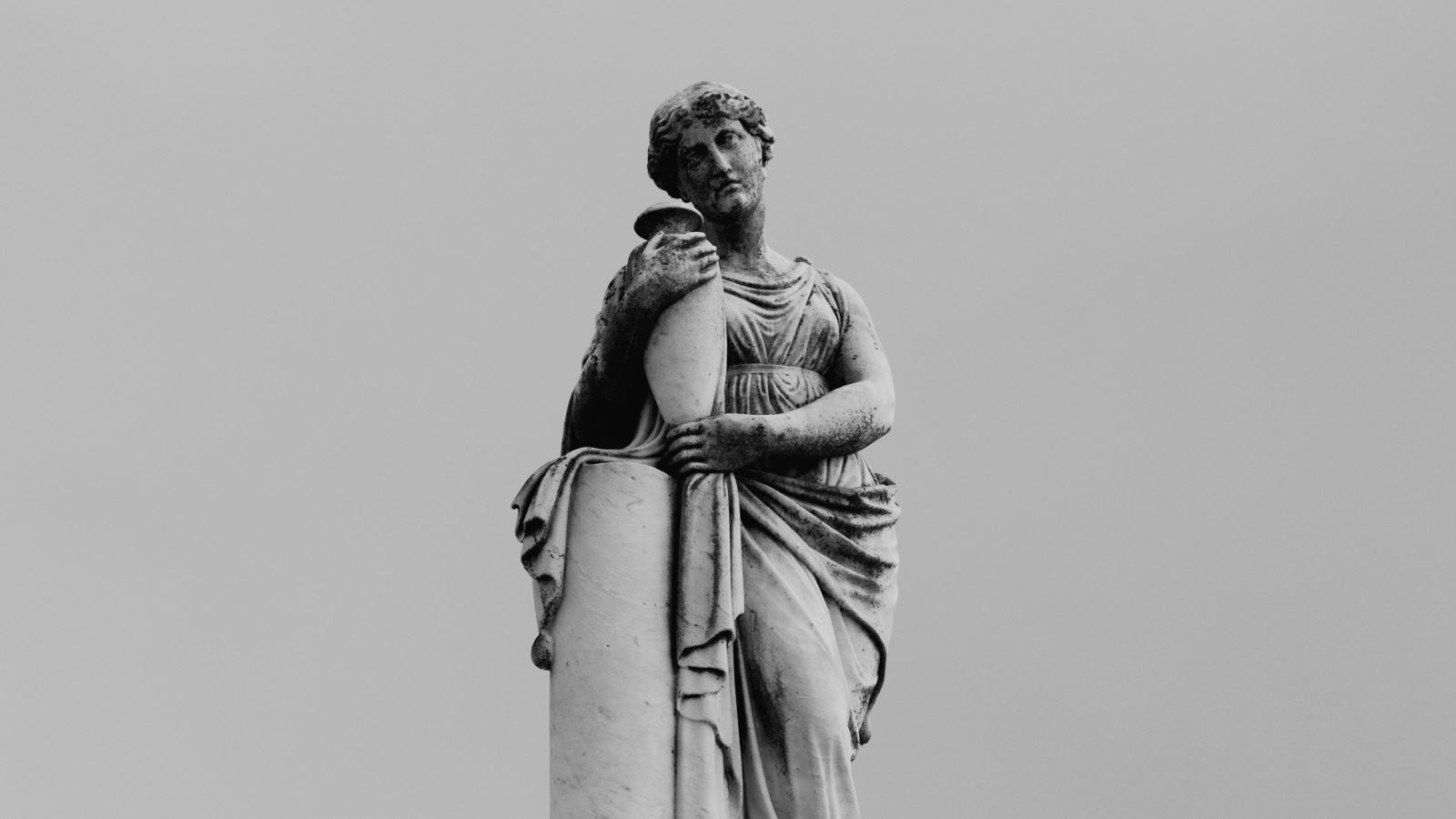 Francuski književni hit Bdijući nad njom napokon je dostupan u hrvatskom prijevodu