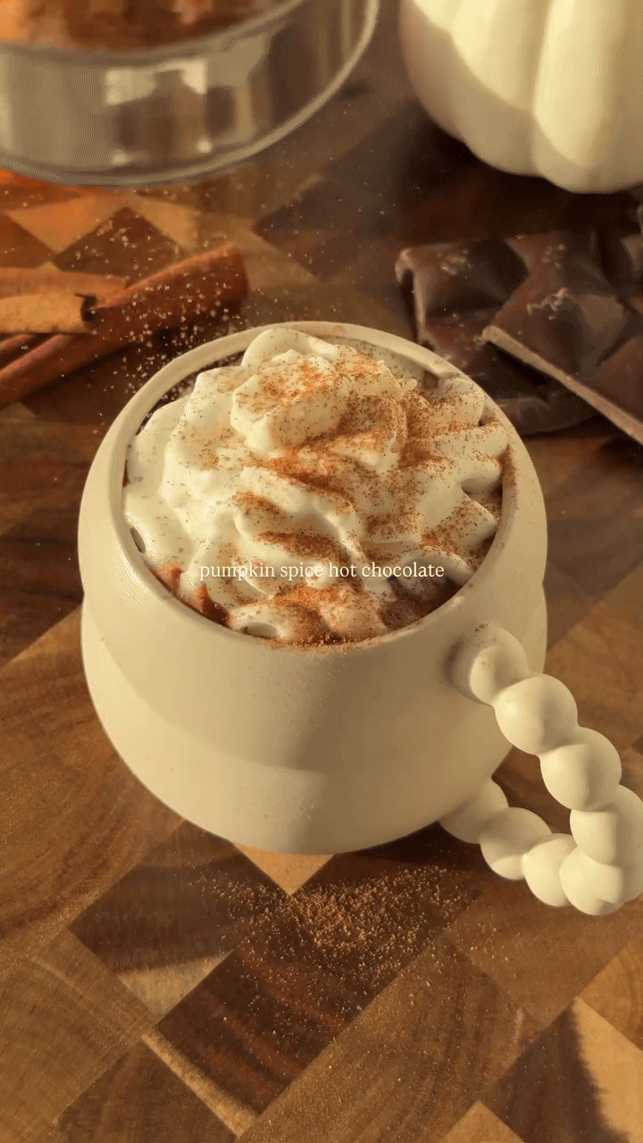 Pumpkin Spice vruća čokolada je naš omiljen jesenski napitak, donosimo brzi recept