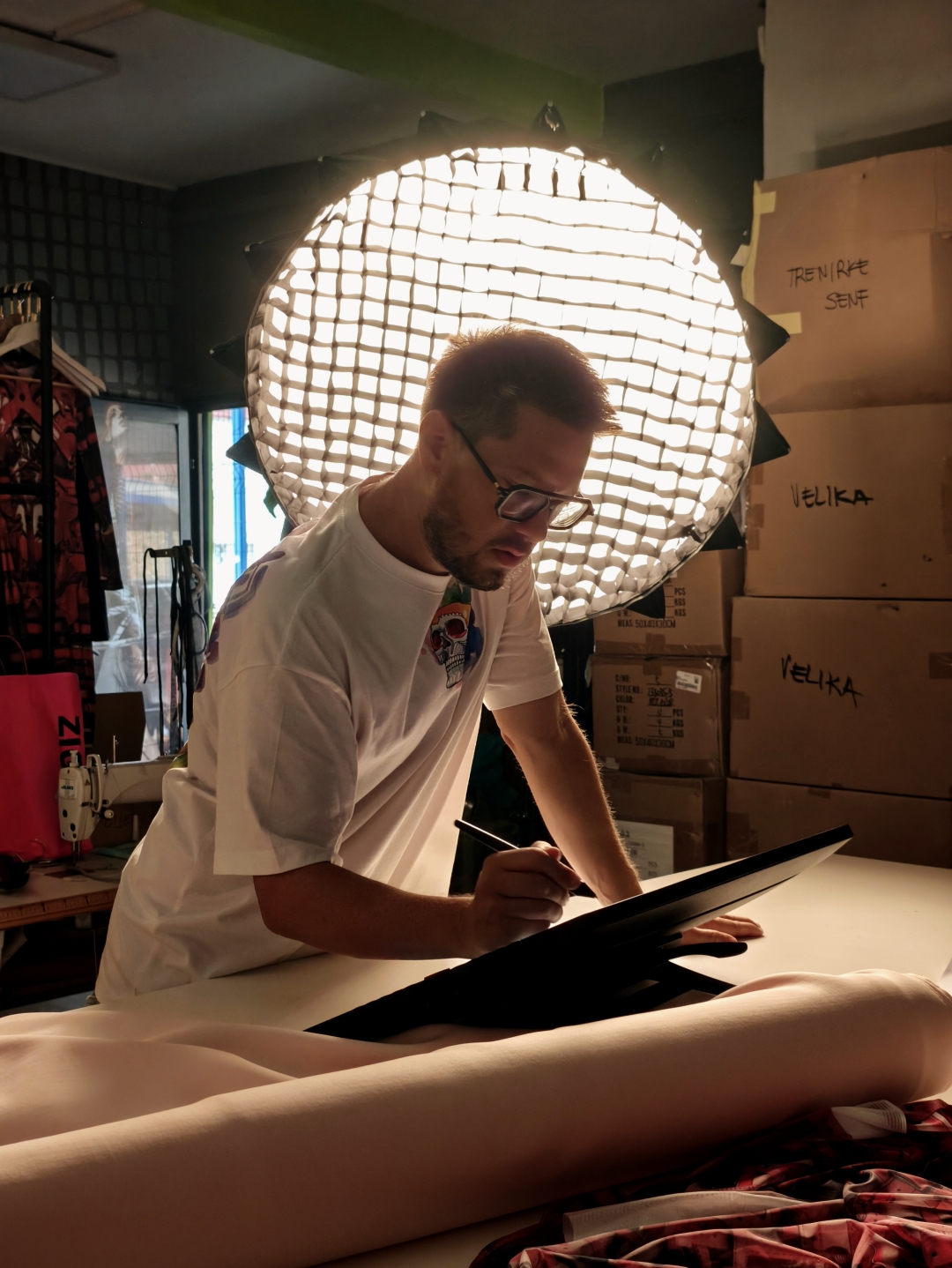 Kako je nastao nacionalni kostim za našu miss? Vodimo vas u Zigmanov atelier