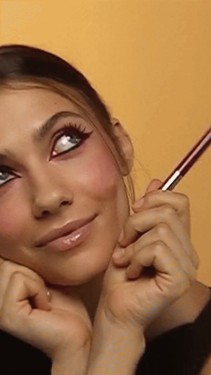 Bordo je i dalje jedna od omiljenih nijansi u beauty svijetu, a ova olovka za oči podiže svaki look