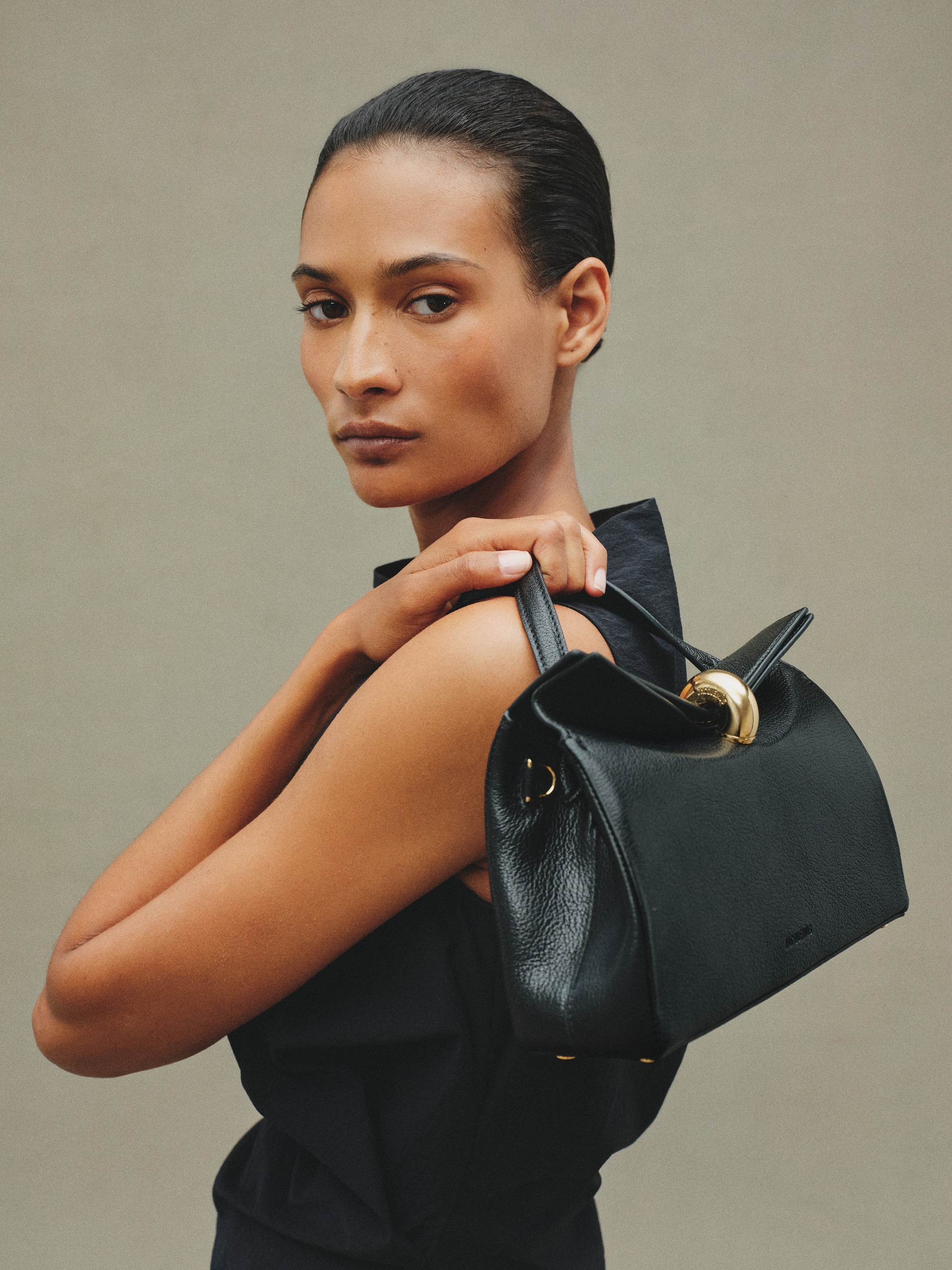 Iza nove Jacquemus torbe stoji dirljiva priča. Simon je The Valérie posvetio majci